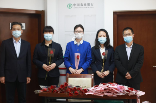 連心物業(yè)駐德州農行項目開(kāi)展“三八婦女節獻花送祝?！敝黝}活動(dòng)